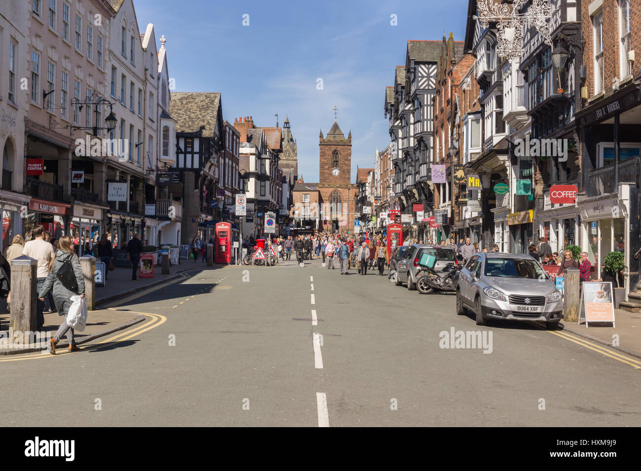 Kunden und Besucher auf Bridge Street mit seinen schönen halbe Fachwerkhaus Gebäude und die Kirche Saint Peters Stockfoto