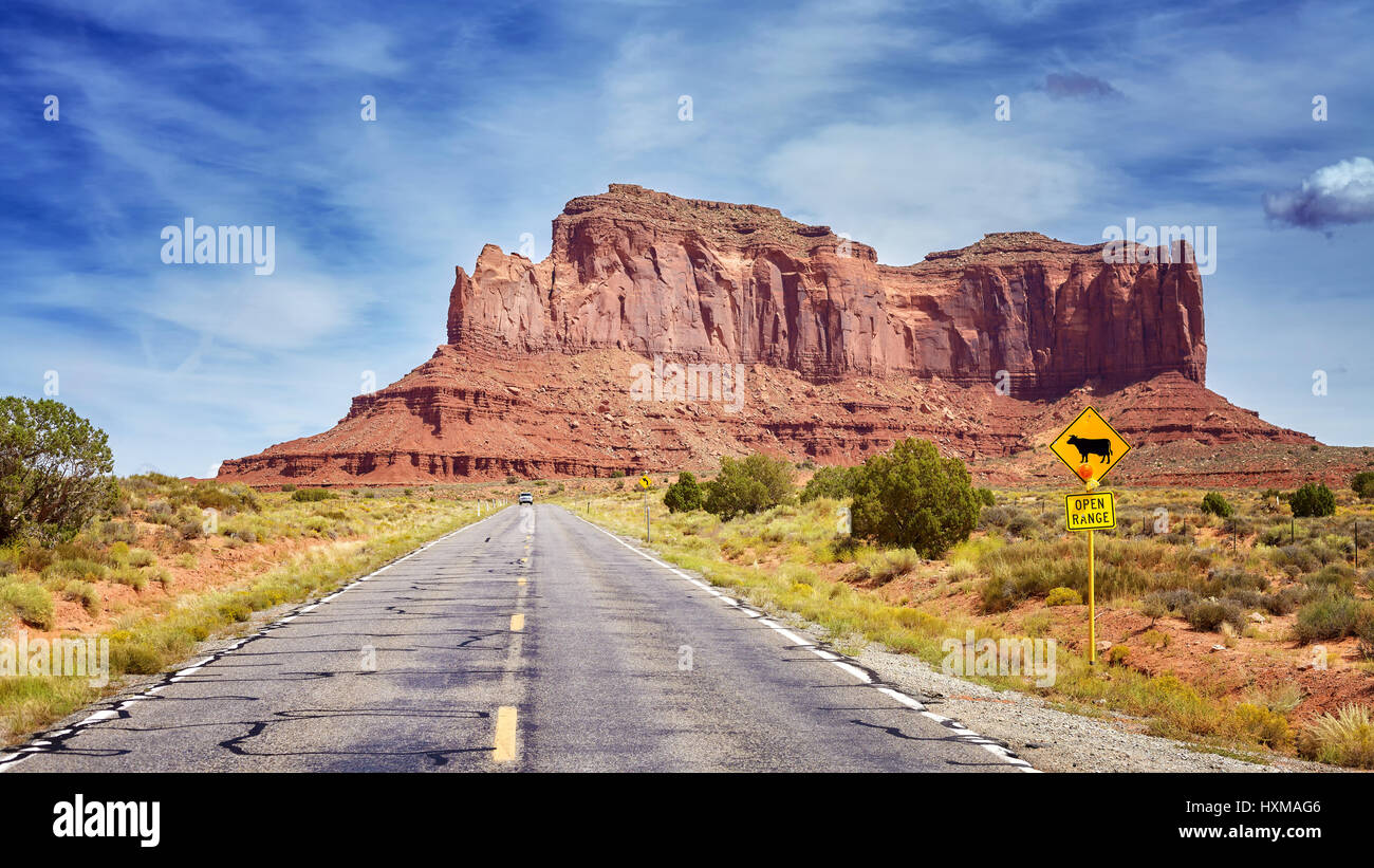 Panoramastraße zum Monument Valley, eines der Top-Attraktionen in den USA. Stockfoto