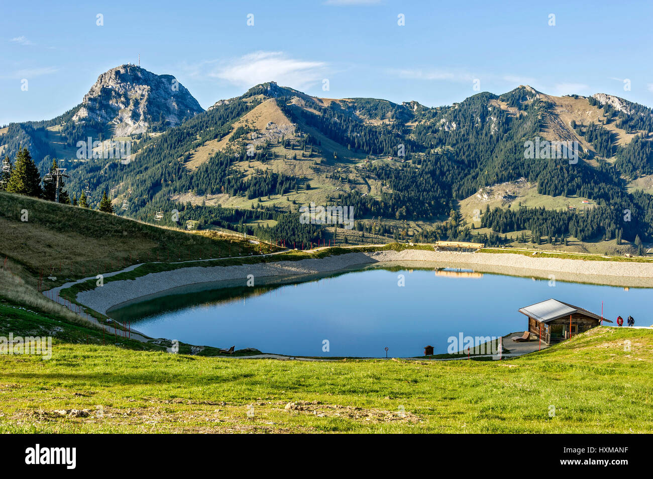 Wasser-Reservoir für Kunstschnee, Teich, Walleralm, Mount Wendelstein am Rücken, Mangfall Berge, Voralpenland Stockfoto