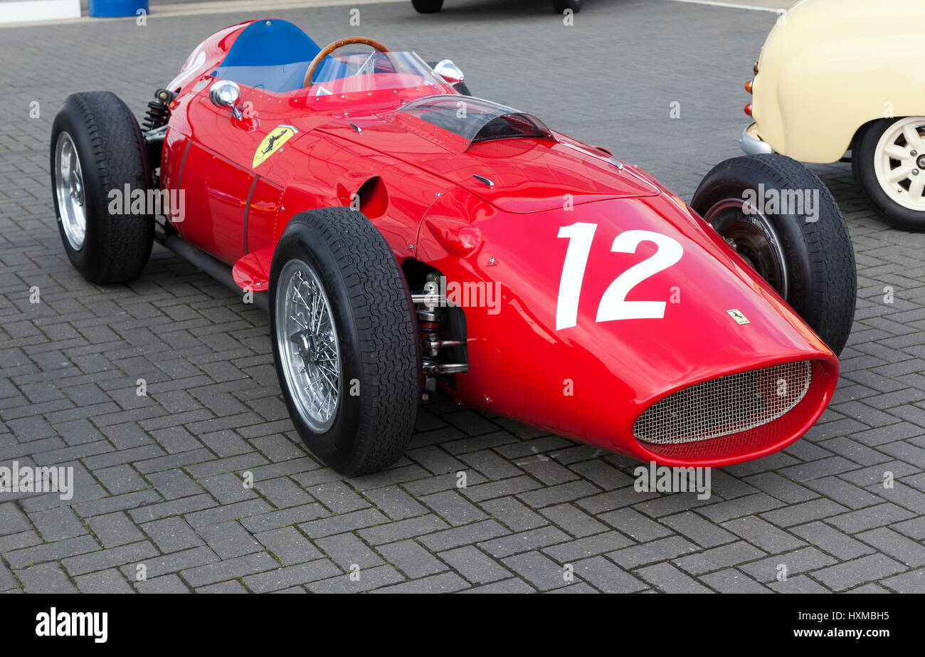 Eine klassische 1958, Ferrari 246 F1-Boliden heraus für Testfahrten auf der Strecke in Silverstone Classic Media Day Stockfoto