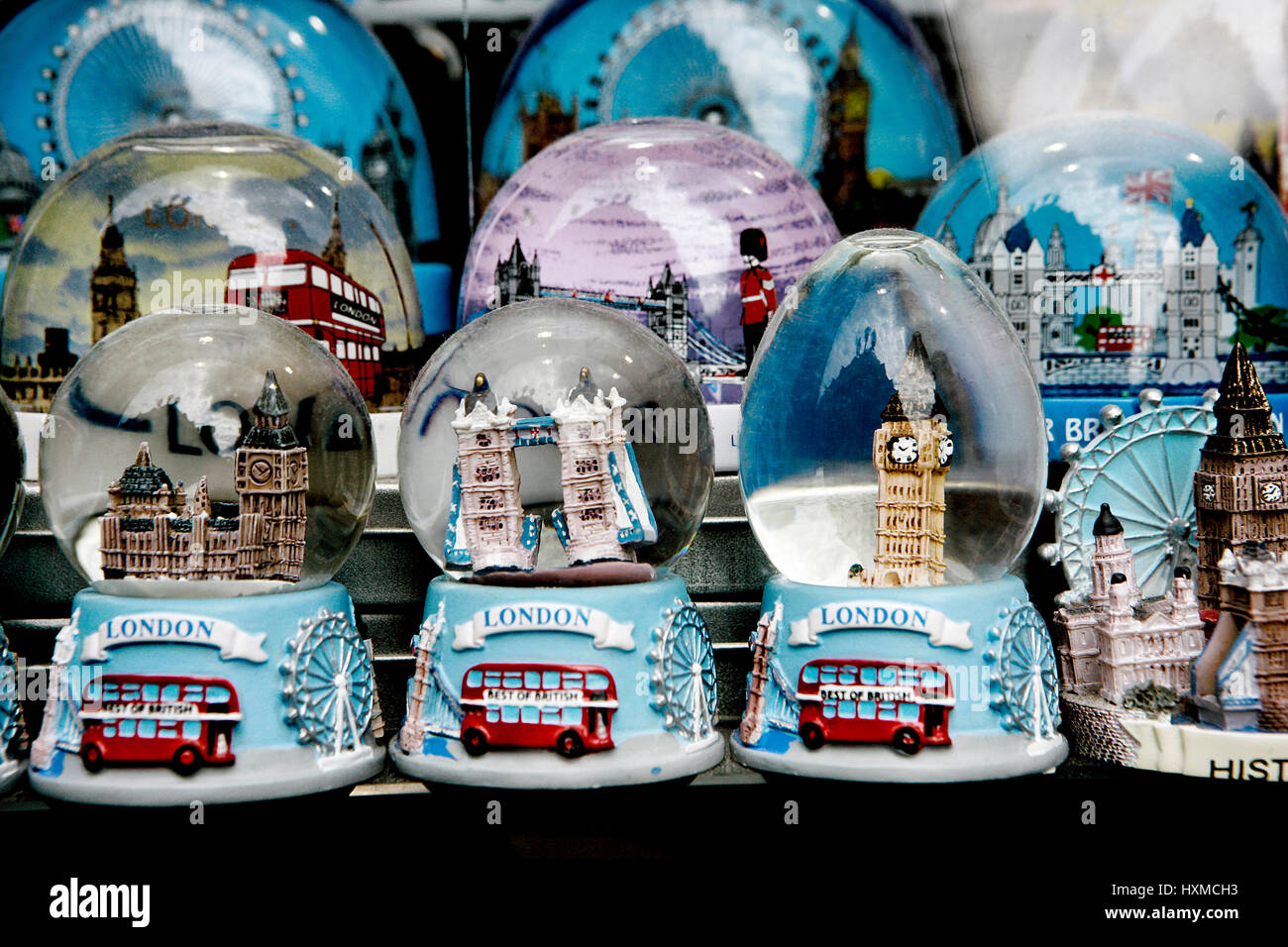 Ein Geschäft für Schneekugeln mit Sehenswürdigkeiten von London, England. Stockfoto