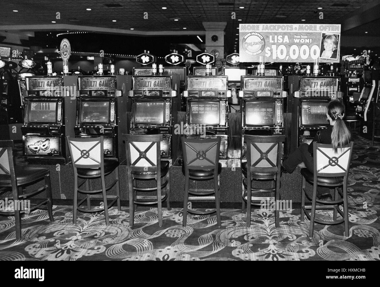Frau spielt bei den Spielautomaten in Las Vegas, Vereinigte Staaten von Amerika. Stockfoto
