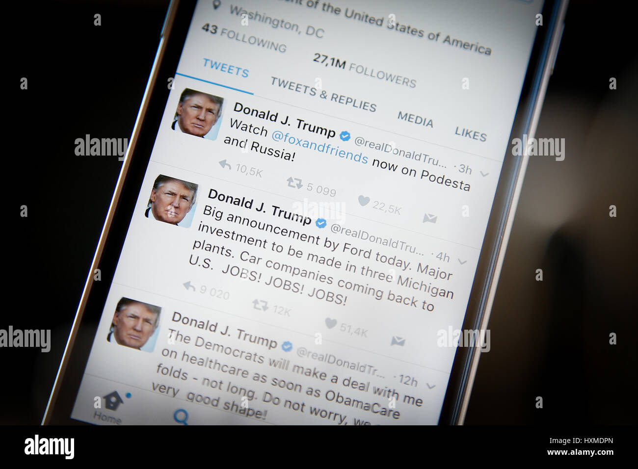 Die Twitter-app ist auf verschiedenen digitalen Geräten am 28. März 2018 zu sehen. Stockfoto