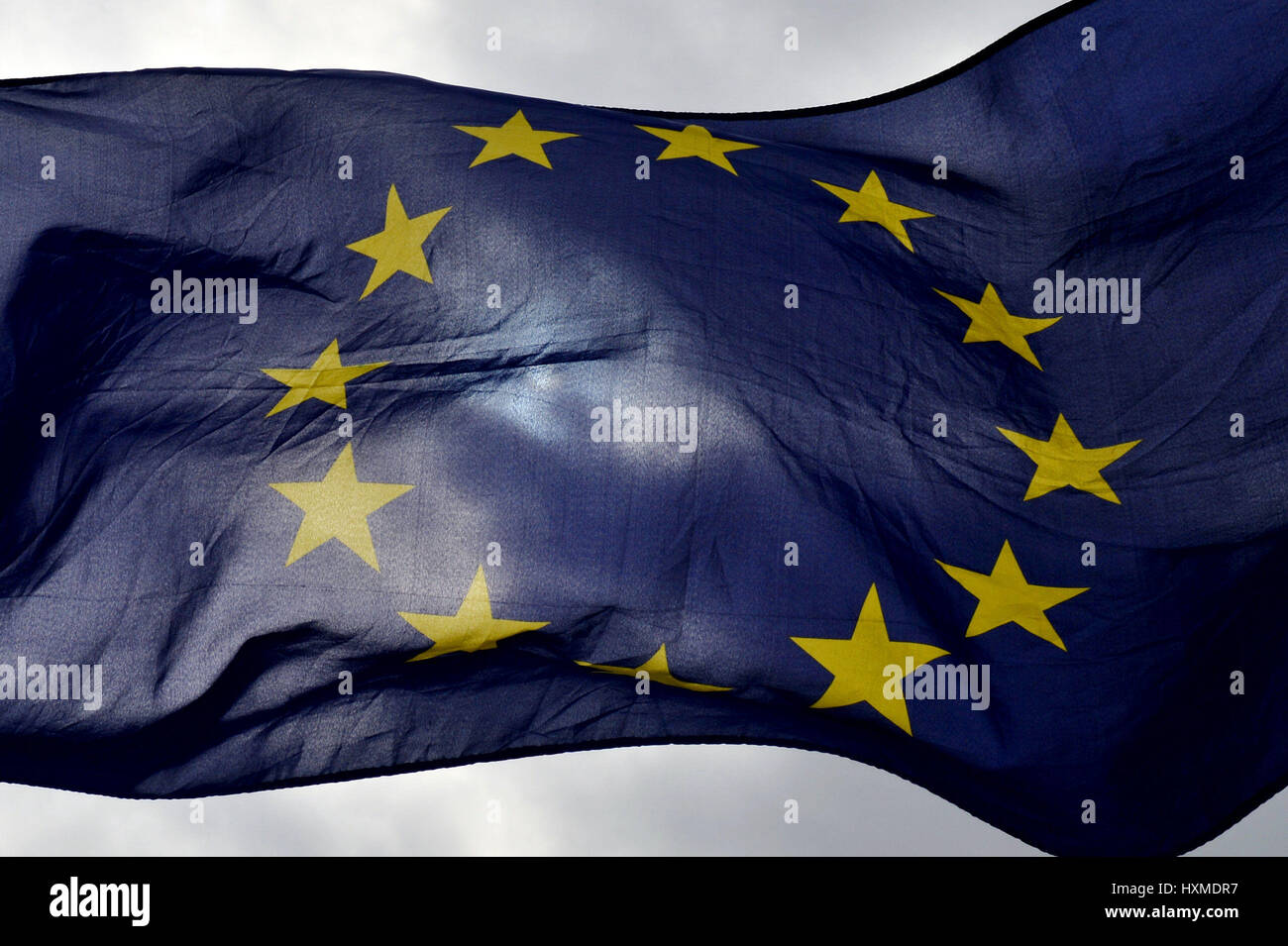 Eine EU-Flagge fliegt in Westminster, London, nach das Schreiben des European Council of Britain Absicht, die Europäische Union verlassen EG Präsident Donald Tusk in Brüssel übergeben worden. Stockfoto