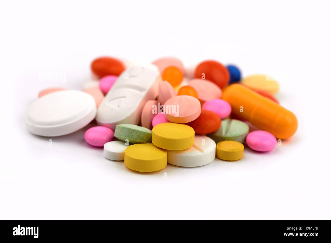 Vitamine, Pillen und Tabletten auf weißem Hintergrund Stockfoto