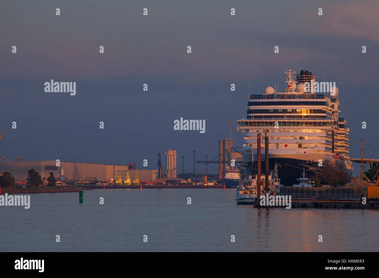 Rostock-Warnemünde: Warnow Mit Kreuzfahrtschiff Bei Abenddämmerung I Fluss Warnow mit Cruiser Schiff bei Dämmerung, Warnemünde, Mecklenburg-Vorpommern, Stockfoto