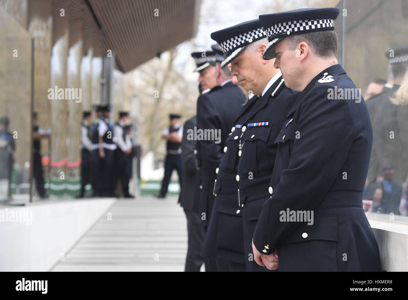 Schauspielerei Metropolitan Police Commissioner Craig Mackey bevor er eine Minuten Stille führte außerhalb New Scotland Yard in London, genau eine Woche seit der Westminster-Terror-Anschlag legen. Stockfoto