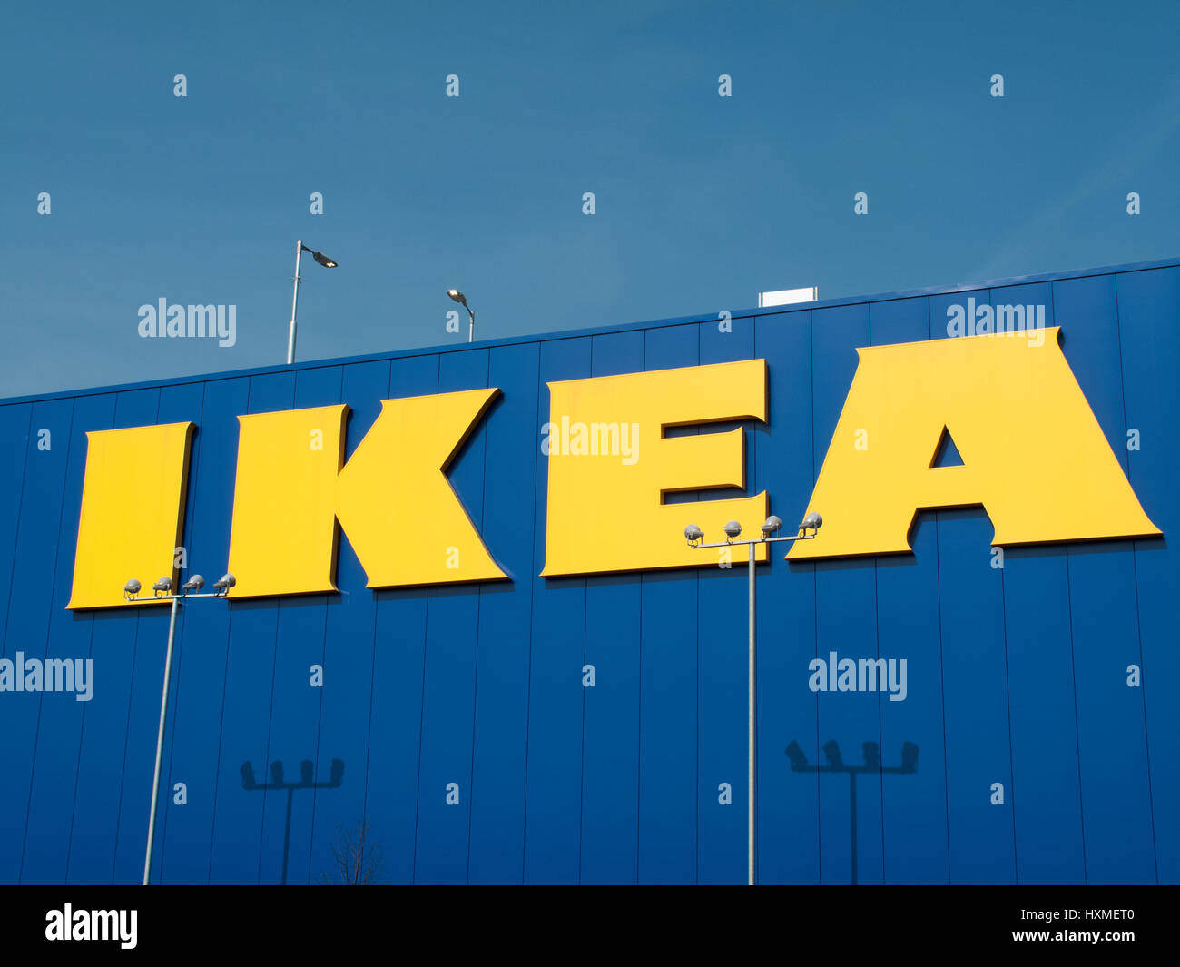 Pincents Brennofen Industrial Park, Reading, Berkshire, England - 27. März 2017: IKEA Schild über Shop, skandinavischen Einzelhandelskette Montagefertiges zu verkaufen Stockfoto