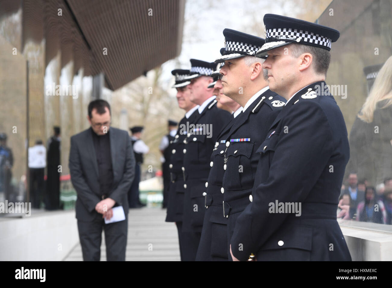 Schauspielerei Metropolitan Police Commissioner Craig Mackey führt eine Minuten Stille außerhalb New Scotland Yard in London, genau eine Woche seit der Westminster Terror-Anschlag stattfand. Stockfoto