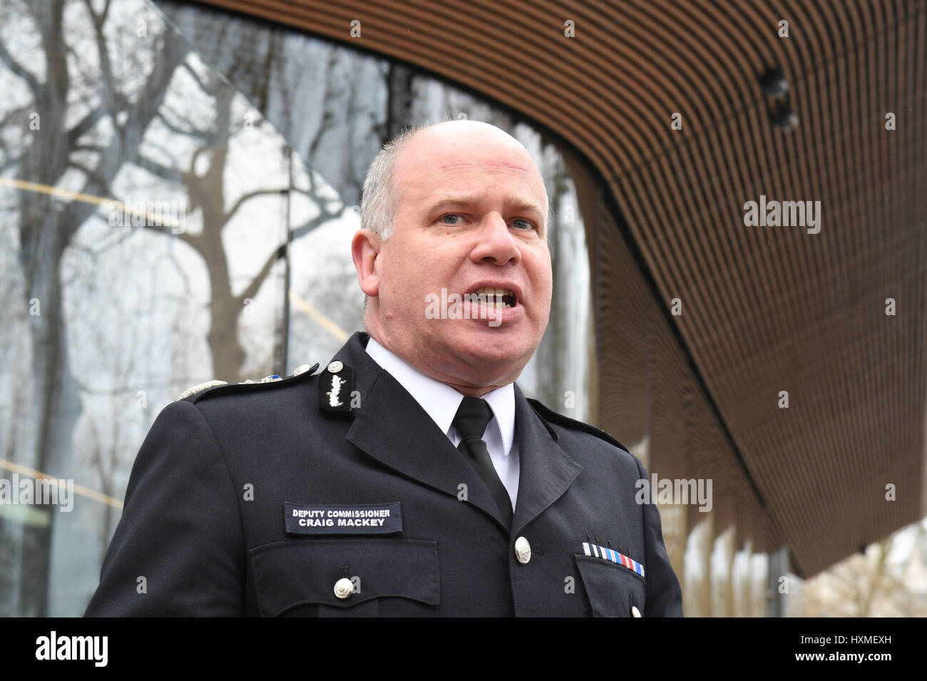 Schauspielerei Metropolitan Police Commissioner Craig Mackey nach führte er eine Minuten Stille außerhalb New Scotland Yard in London, genau eine Woche seit der Westminster-Terror-Anschlag legen. Stockfoto