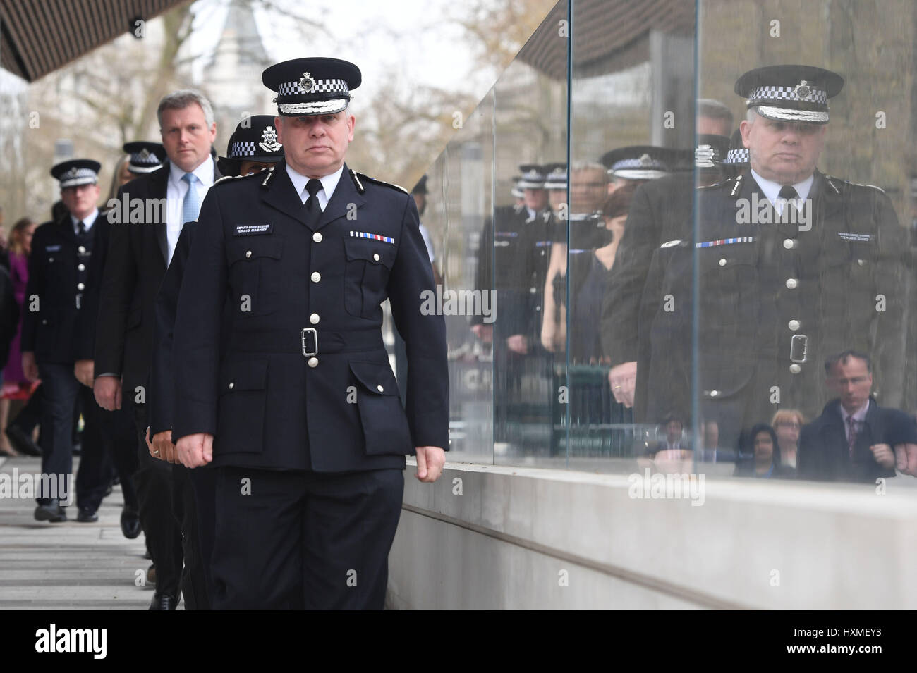 Schauspielerei Metropolitan Police Commissioner Craig Mackey Arives eine Minuten führen außerhalb New Scotland Yard in London zum Schweigen zu bringen, genau eine Woche seit der Westminster Terror-Anschlag stattfand. Stockfoto