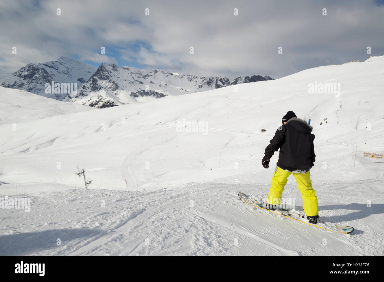Ein Snowboarder im Domaine de Balme Ski Resort in Le Tour außerhalb von Chamonix-Mont-Blanc. Stockfoto