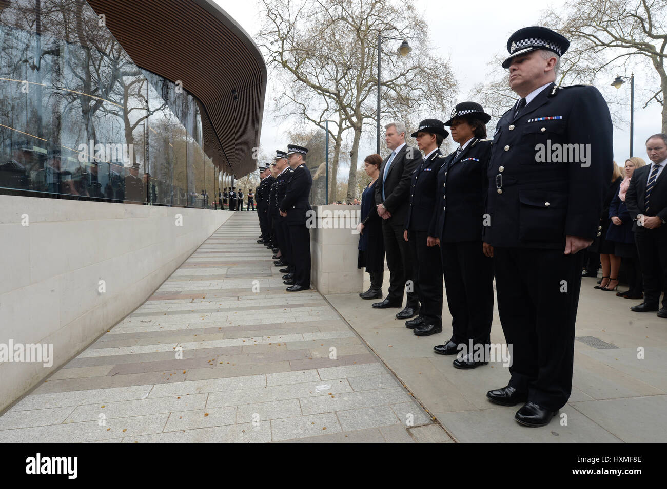Schauspielerei Metropolitan Police Commissioner Craig Mackey führt eine Minuten Stille außerhalb New Scotland Yard in London, genau eine Woche seit der Westminster Terror-Anschlag stattfand. Stockfoto
