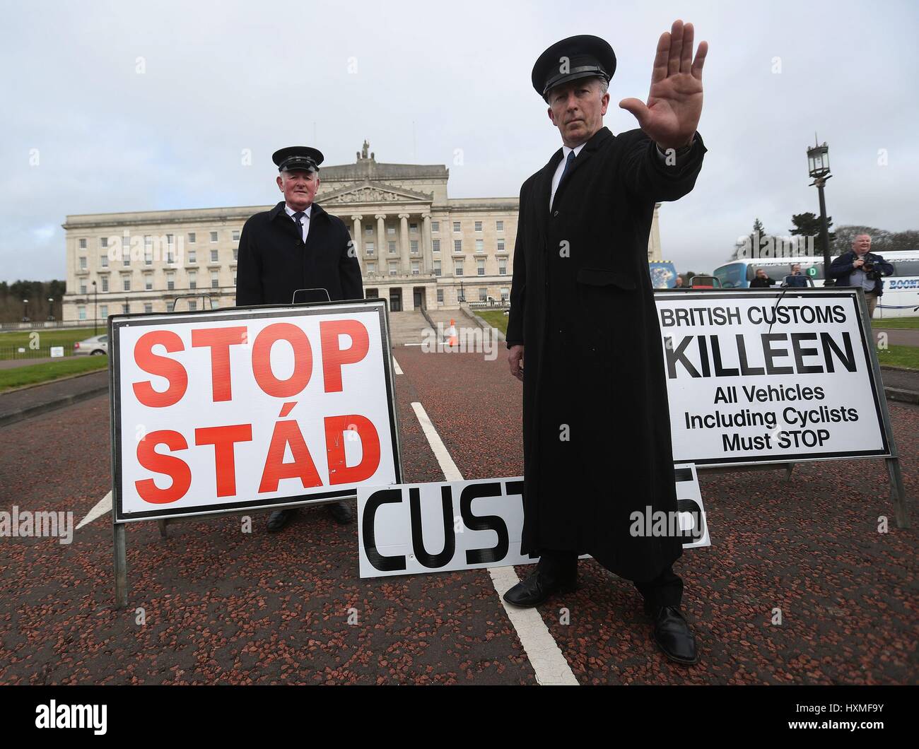 Anti-Austritt Aktivisten verkleidet als Zöllner, protestieren außerhalb Stormont in Belfast, als Premierminister Theresa May Trigger Artikel 50, starten des Prozesses, die Großbritannien sehen die EU verlassen. Bild Datum: Mittwoch, 29. März 2017. Finden Sie unter PA Geschichte Politik Austritt Ulster. Bildnachweis sollte lauten: Brian Lawless/PA Wire Stockfoto