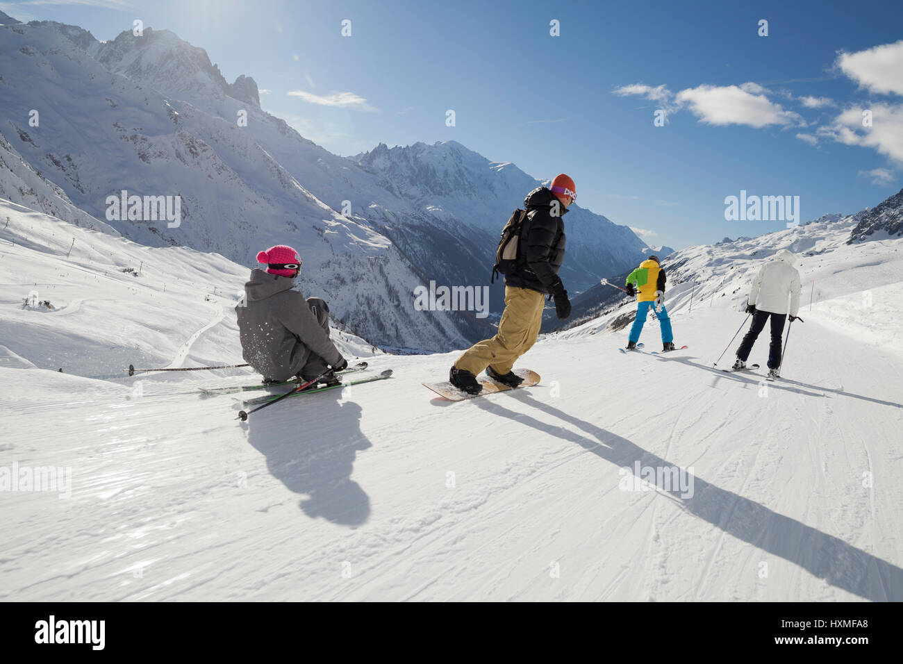 Skifahrer und Snowboarder in Domaine de Balme-Skigebiet in Le Tour außerhalb von Chamonix-Mont-Blanc. Stockfoto