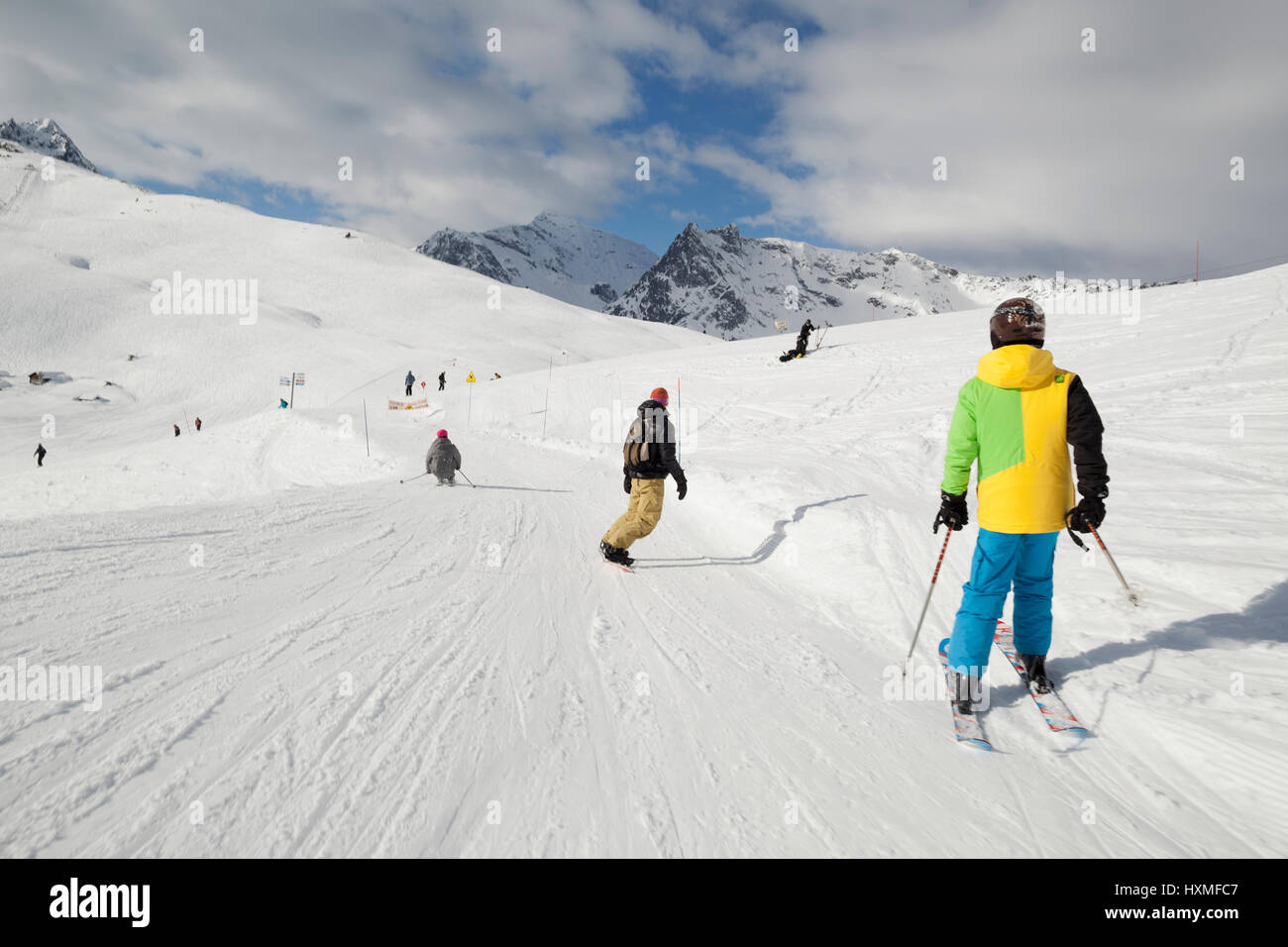Skifahrer und Snowboarder in Domaine de Balme-Skigebiet in Le Tour außerhalb von Chamonix-Mont-Blanc. Stockfoto