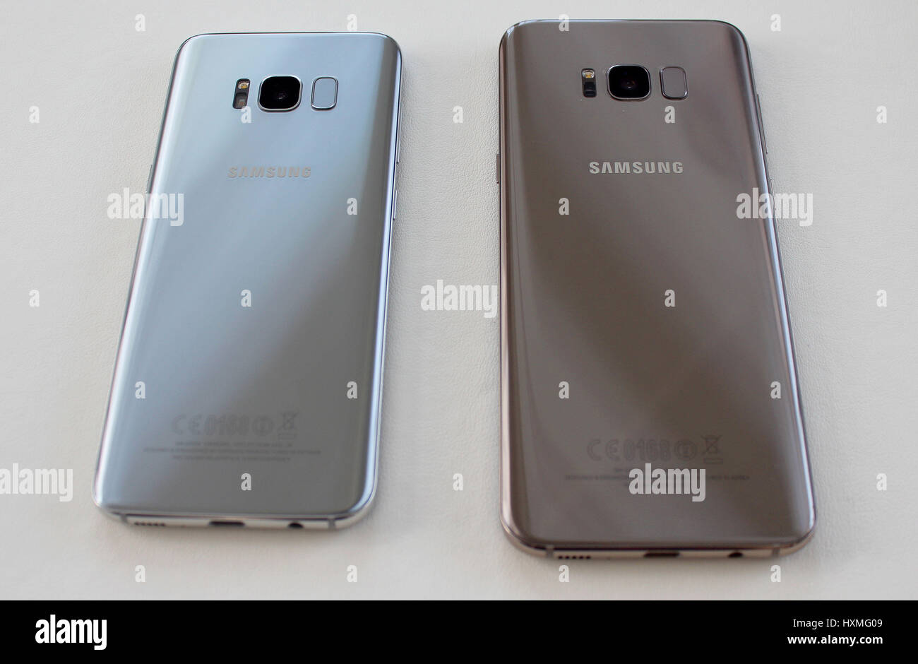 Das neue Samsung Galaxy S8 (links) und S8 + auf dem Display in London, des Unternehmens zuerst da sie gezwungen waren, ihre Note7 Gerät Ende 2016 über Brand- und Ängste erinnern. Stockfoto