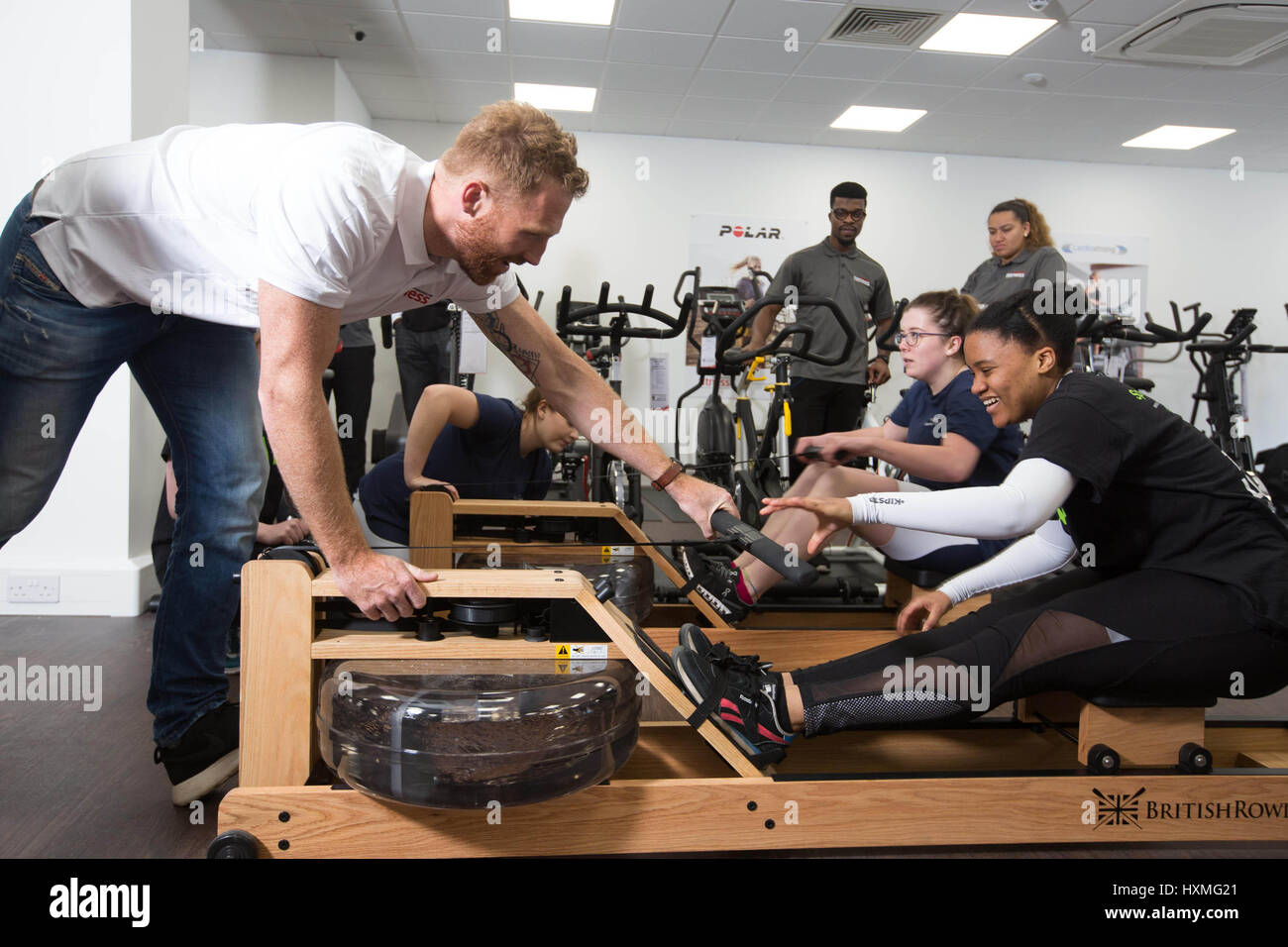 Der Olympiasieger im Rudersport wird Hope Ndaba bei der Eröffnung des Powerhouse Fitness in Willesden Green, London, zu einem zeitlich festgelegten Rennen herausfordert. Stockfoto