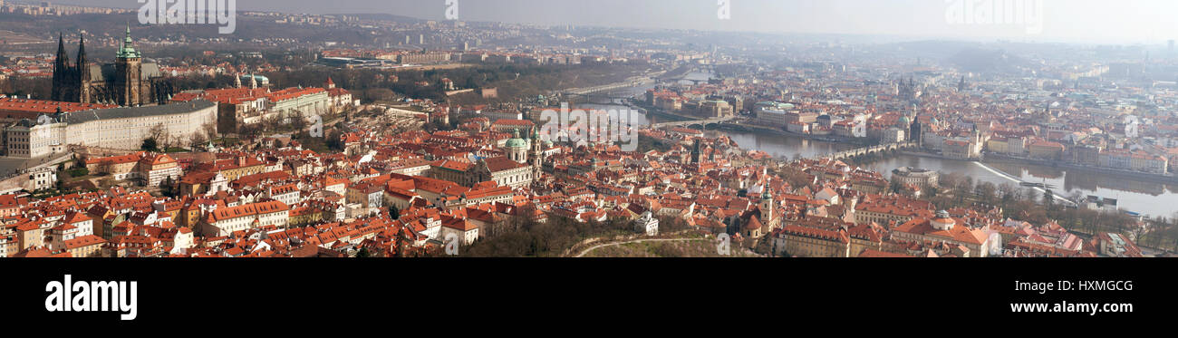 Tschechien, Blick auf die Moldau und die Prager Burg Stockfoto