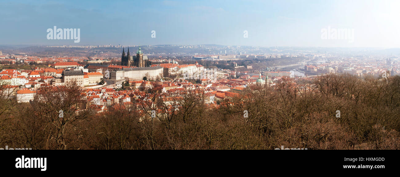 Tschechien, Blick auf die Moldau und die Prager Burg Stockfoto