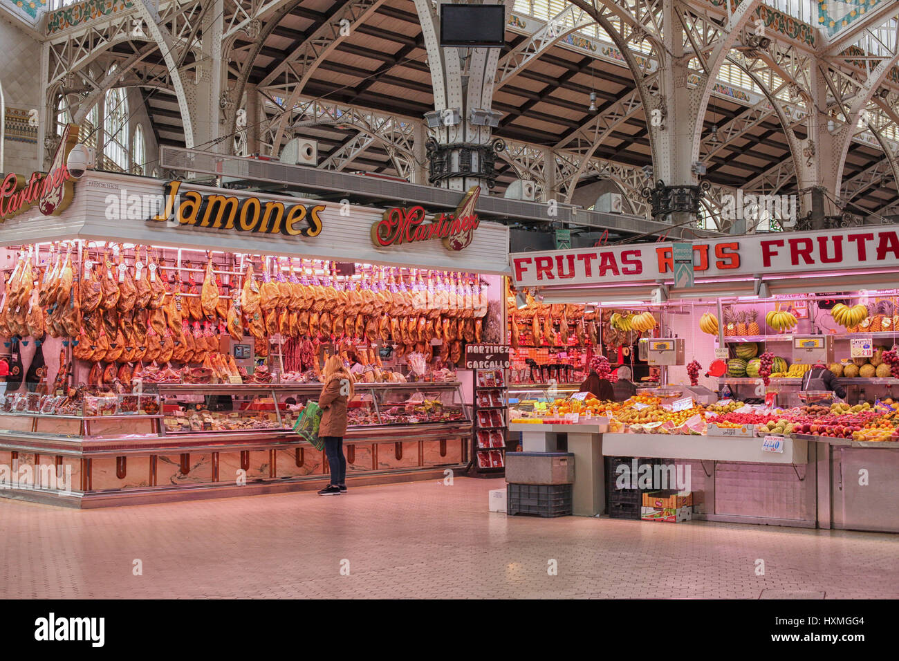 Stände, die Obst und Fleisch in hundert Jahre alten Markthalle Mercado Central in Valencia Stockfoto