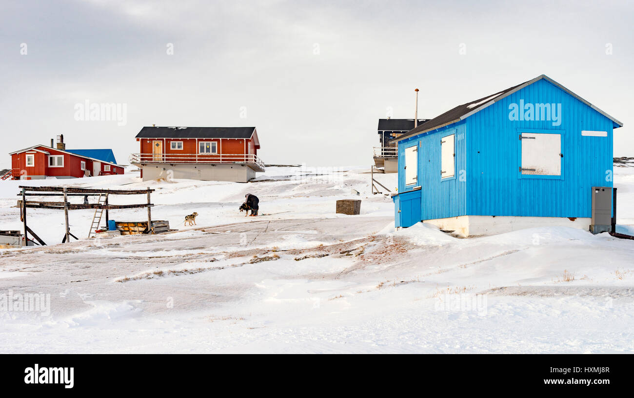 Ziemlich bunten Häuser in der winzigen Inuit Siedlung Oqaatsut, früher bekannt als Rodebay Stockfoto