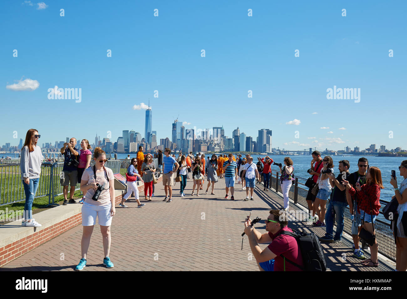 Menschen und Touristen fotografieren mit Skyline von New York City an einem sonnigen Tag in New York. Stockfoto