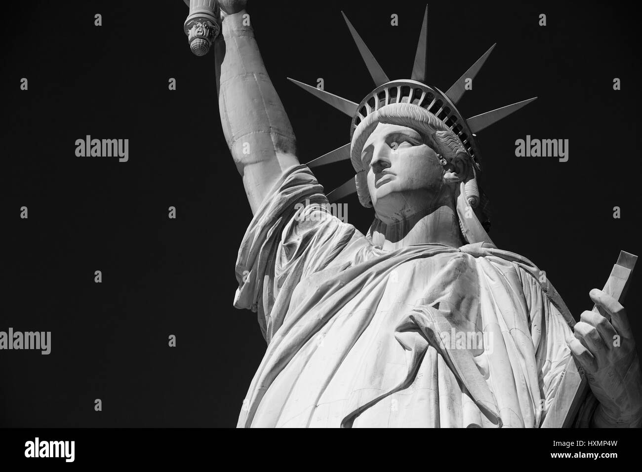 Freiheitsstatue, schwarz und weiß mit schwarzen Himmel in New York Stockfoto
