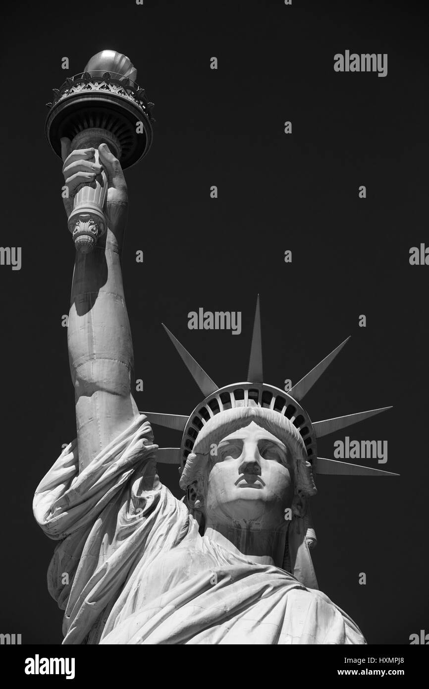 Freiheitsstatue Liberty Vorderansicht, schwarz und weiß mit schwarzen Himmel in New York Stockfoto