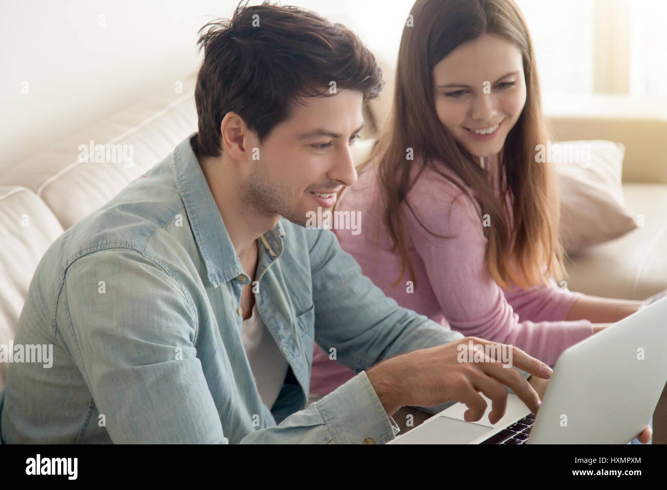 Junger Mann und Frau mit Laptop-Computer, reden, Einkaufen onl Stockfoto