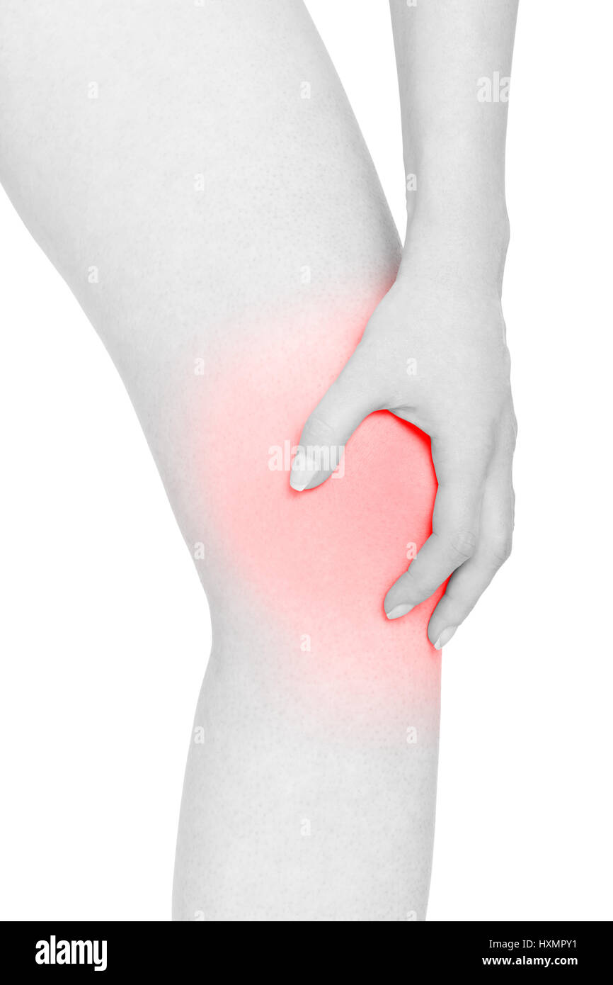 Junge Frau hält ihre Hand auf Knie, rote Schmerz Bereich isoliert auf weiss, Schneidepfad Stockfoto