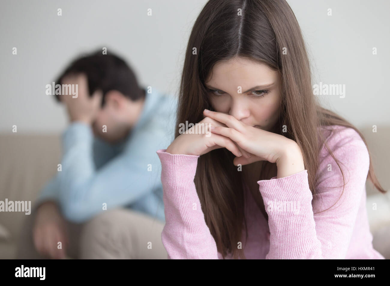 Junges Paar verärgert, nach einem Streit, traurige nachdenkliche Frau suchen w Stockfoto