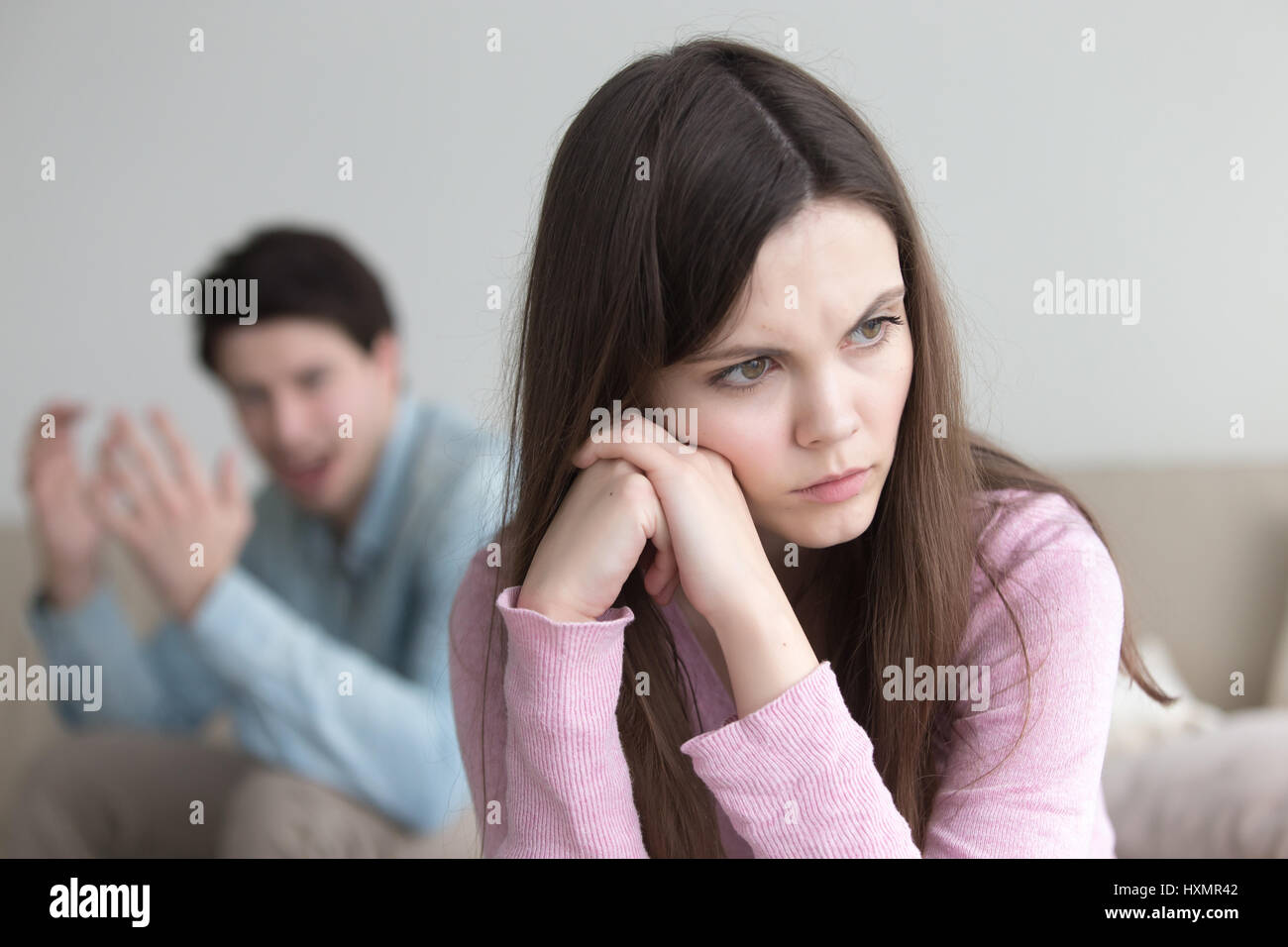 Streit zwischen Mann und Frau. Kerl schreien, frustriert Mädchen ign Stockfoto