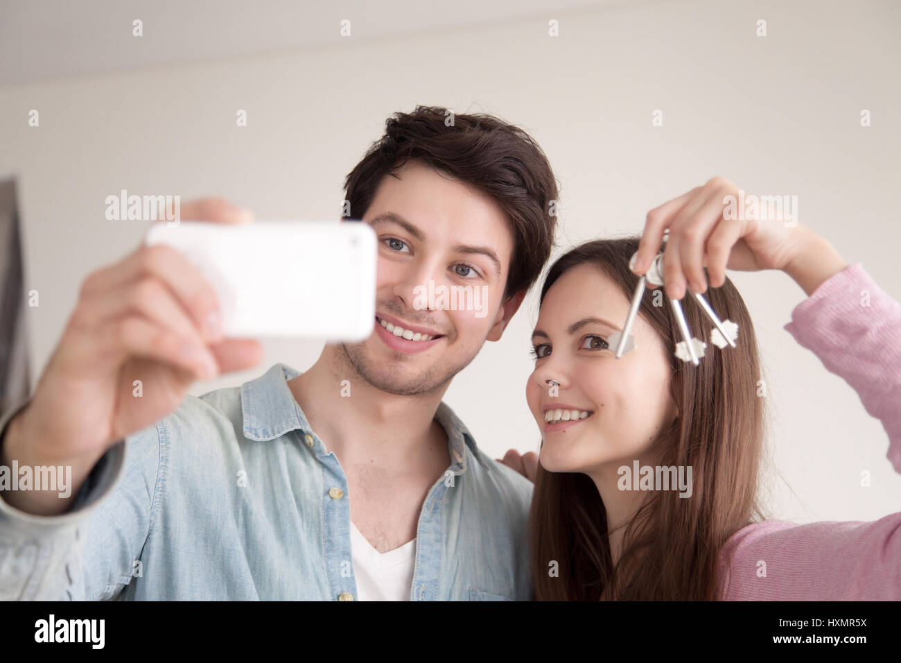 Lächelnde paar Foto Tasten der eigenen Heimat, selfie Stockfoto