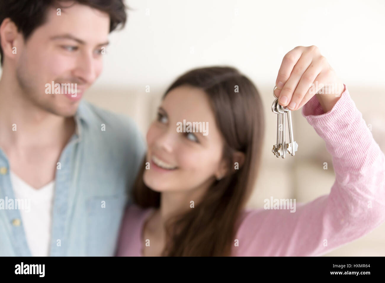 Junge fröhliche paar neue holding Hausschlüssel, Immobilien mortga Stockfoto