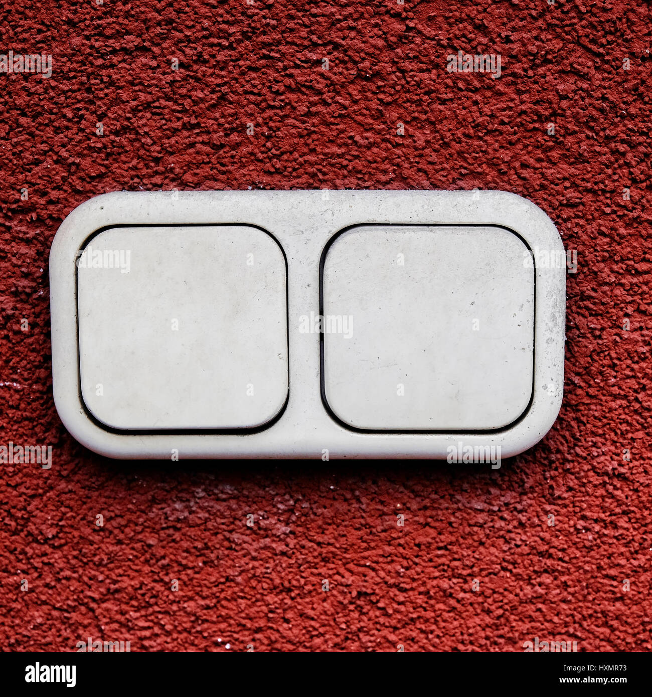 Kunststoff alten weißen Licht einschalten rote Wand, Grunge, Vintage, künstlerischen zeitgenössischen Stilleben, konzeptionelle Stockfoto