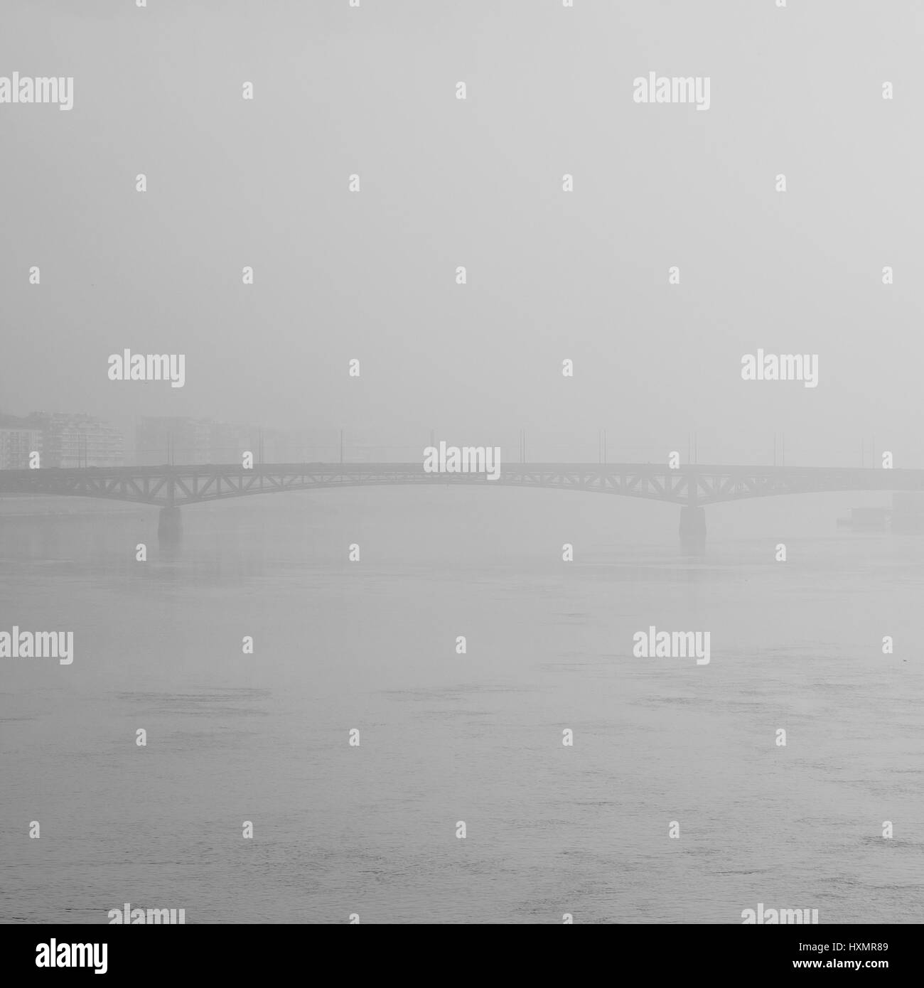 Geheimnisvolle verträumte Szene mit Brücke über einen Fluss in grau, nebelig und nebligen Landschaft erste Tag 2017, Budapest, Petofi Brücke. Stockfoto