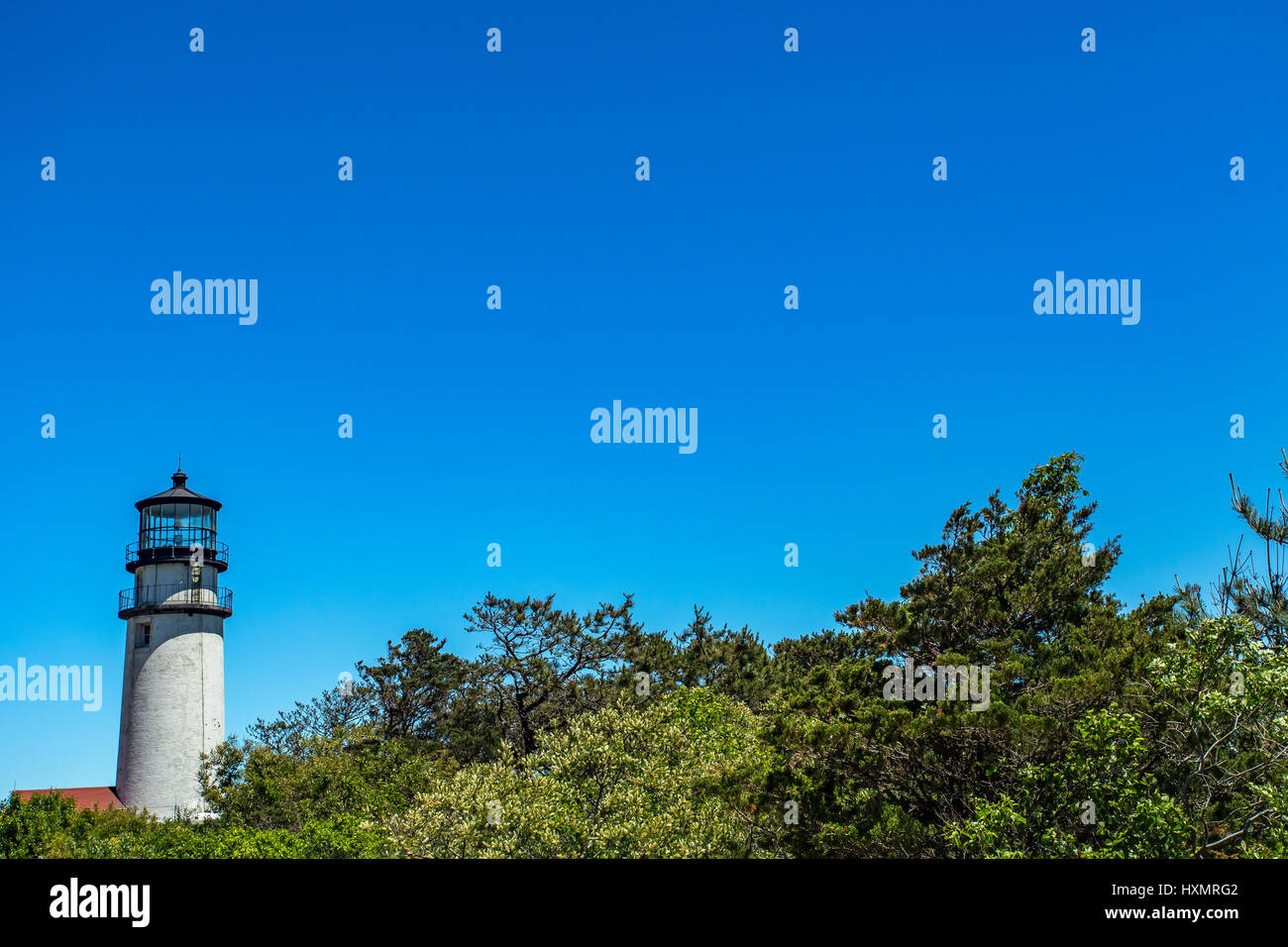 Das Highland-Licht am Truro auf Cape Cod zeichnet sich gegen eine klare Bue-Himmel. Stockfoto