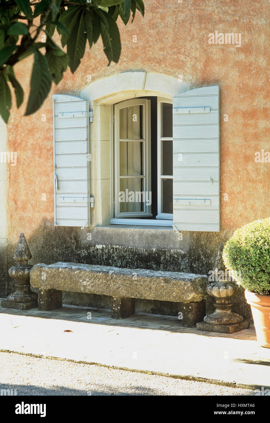 Weiß gestrichenen Fensterläden im Außenbereich der Villa Stockfoto