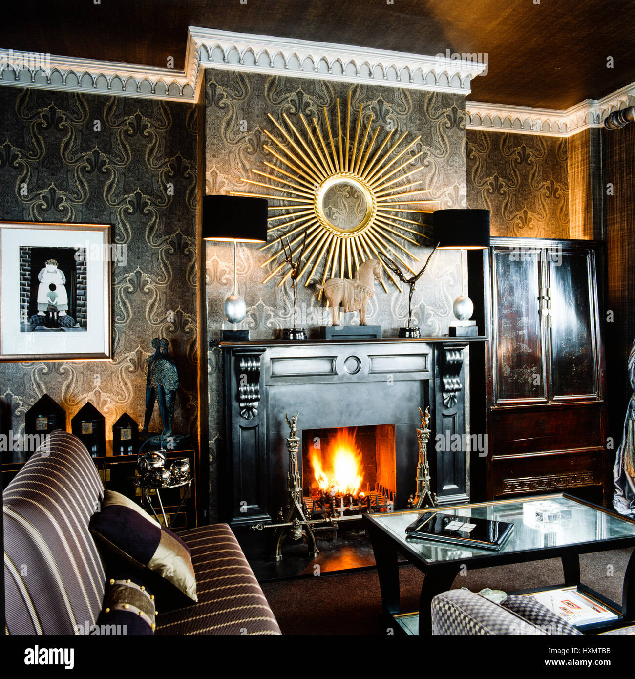 Wohnzimmer mit einem brennenden Kamin Stockfoto, Bild: 136911807 - Alamy