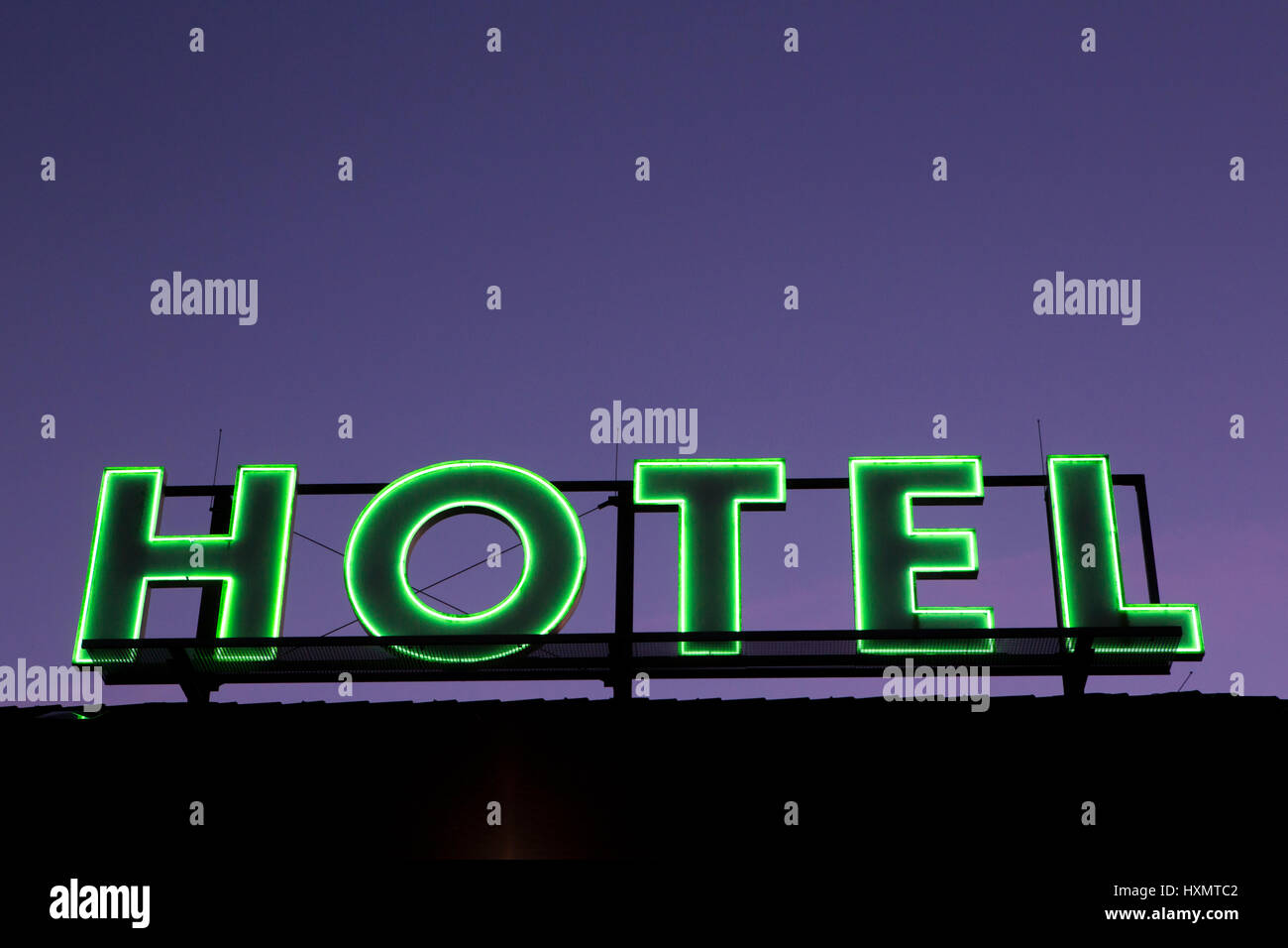 Grüner Neon-Schild eines Hotels Stockfoto