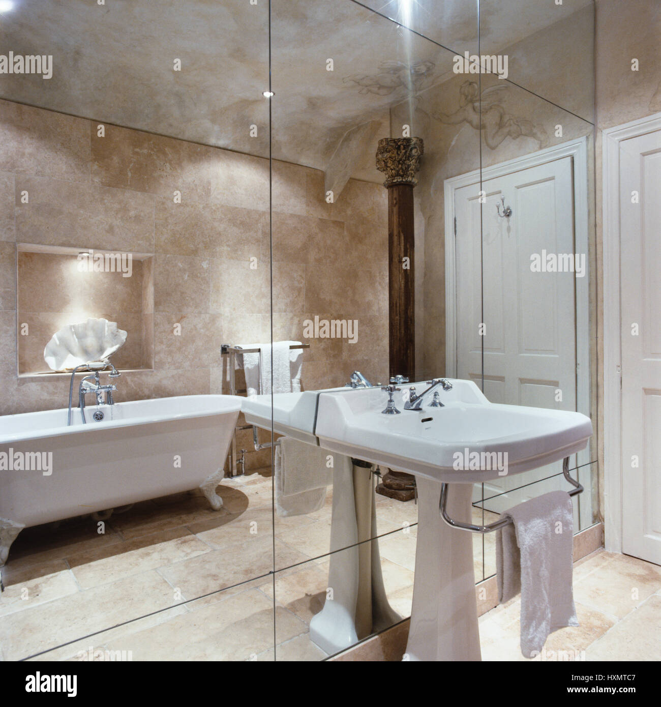 Badezimmer mit einer Spiegelwand. Stockfoto