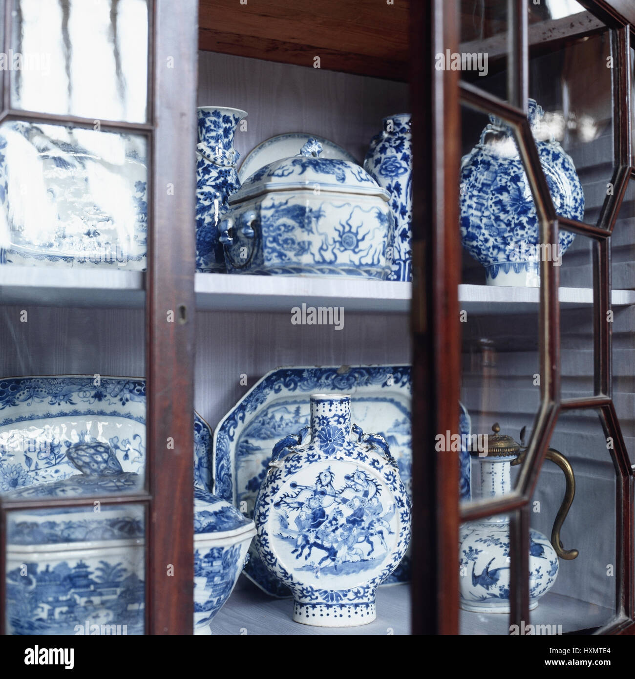 Antikes Geschirr in einer Vitrine. Stockfoto