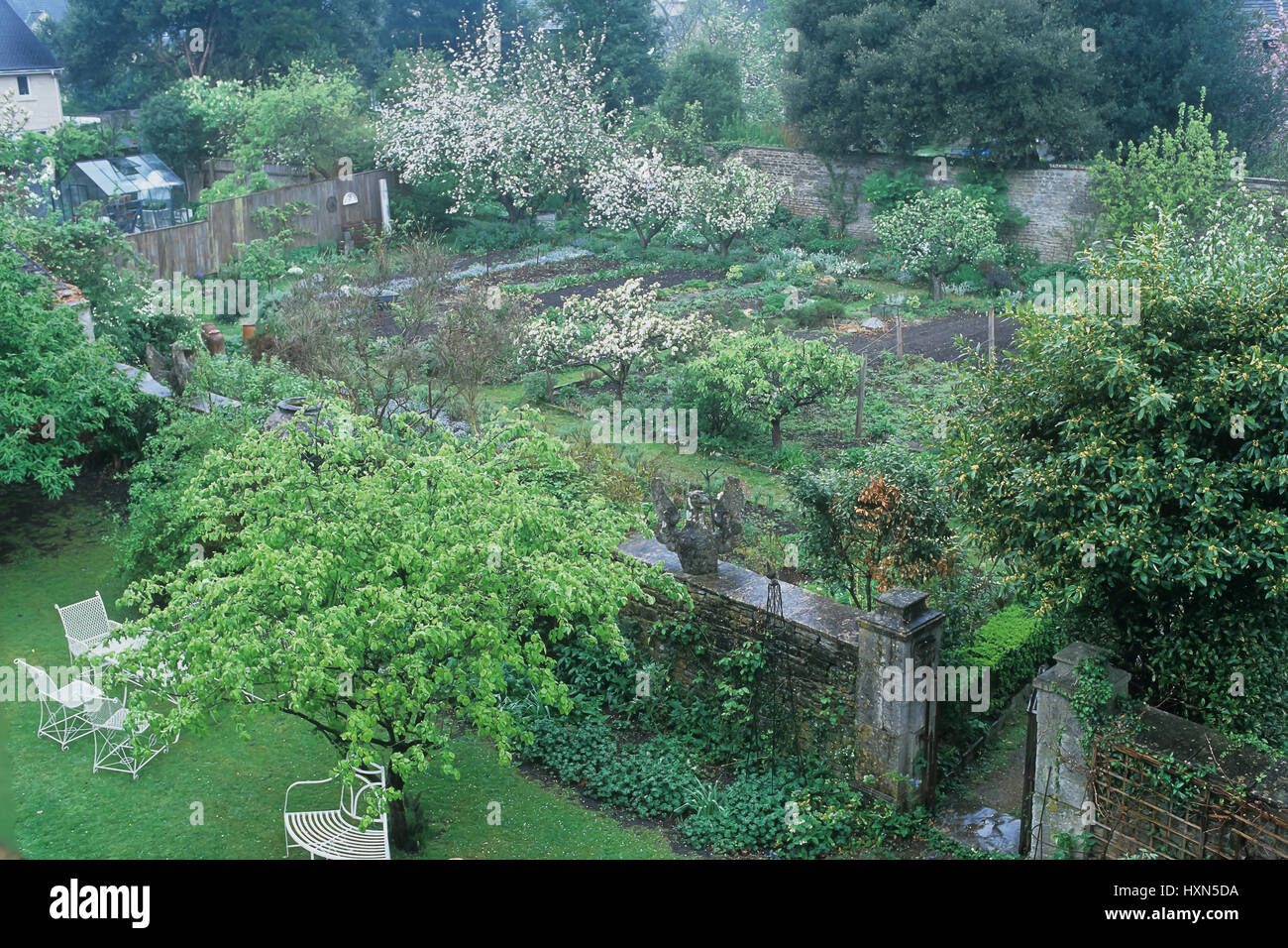 Garten in Steinmauern. Stockfoto