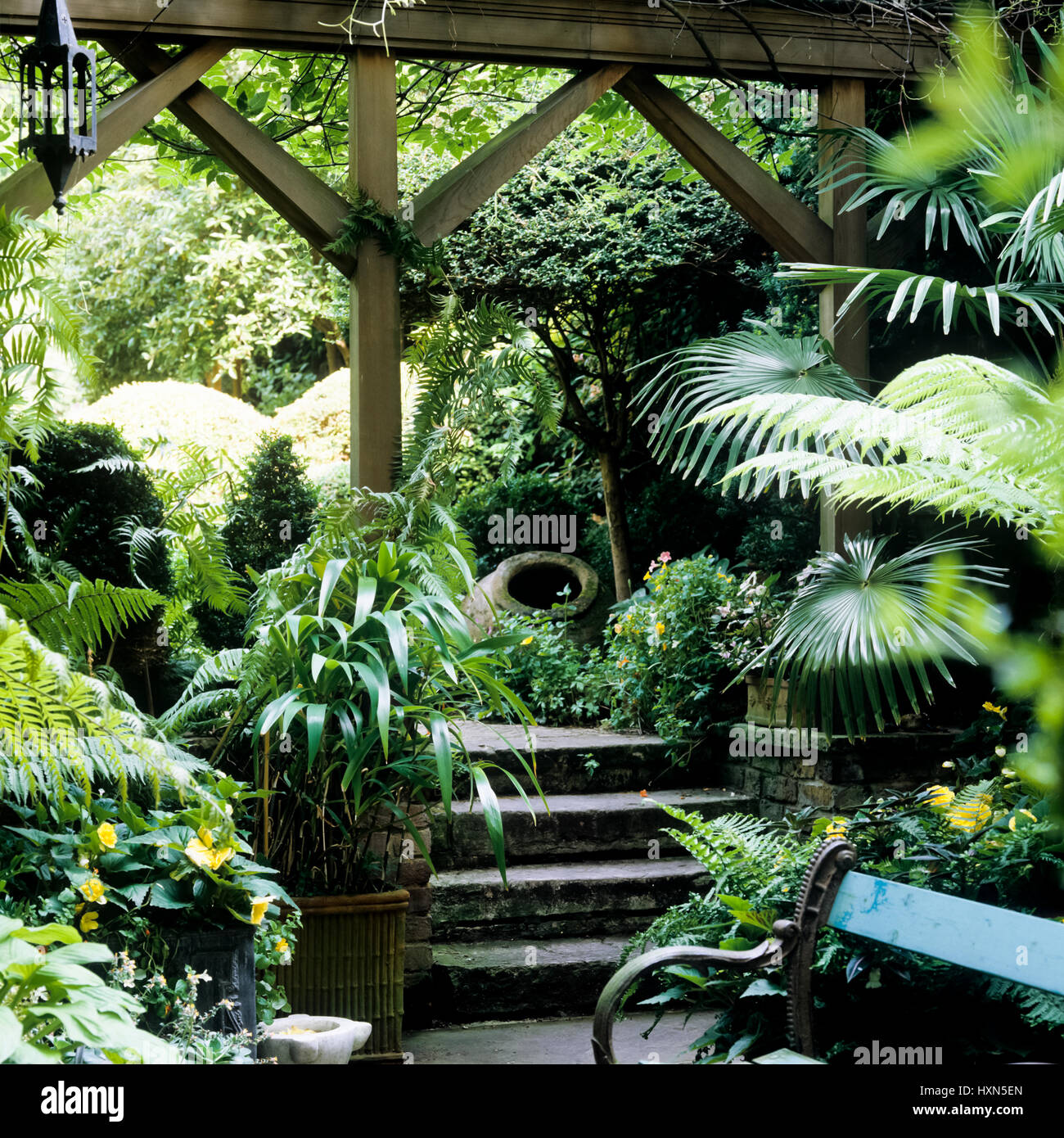 Treppe im Garten. Stockfoto