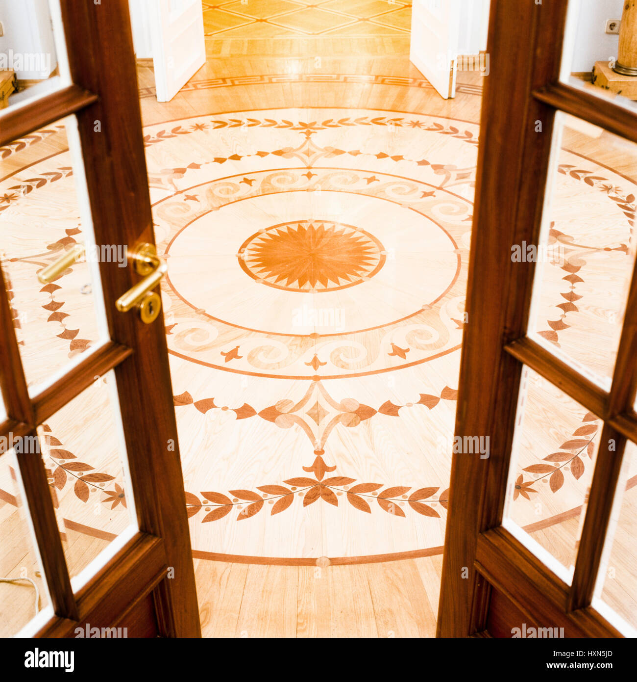 Französisch Türen öffnen auf verzierten Parkettboden. Stockfoto