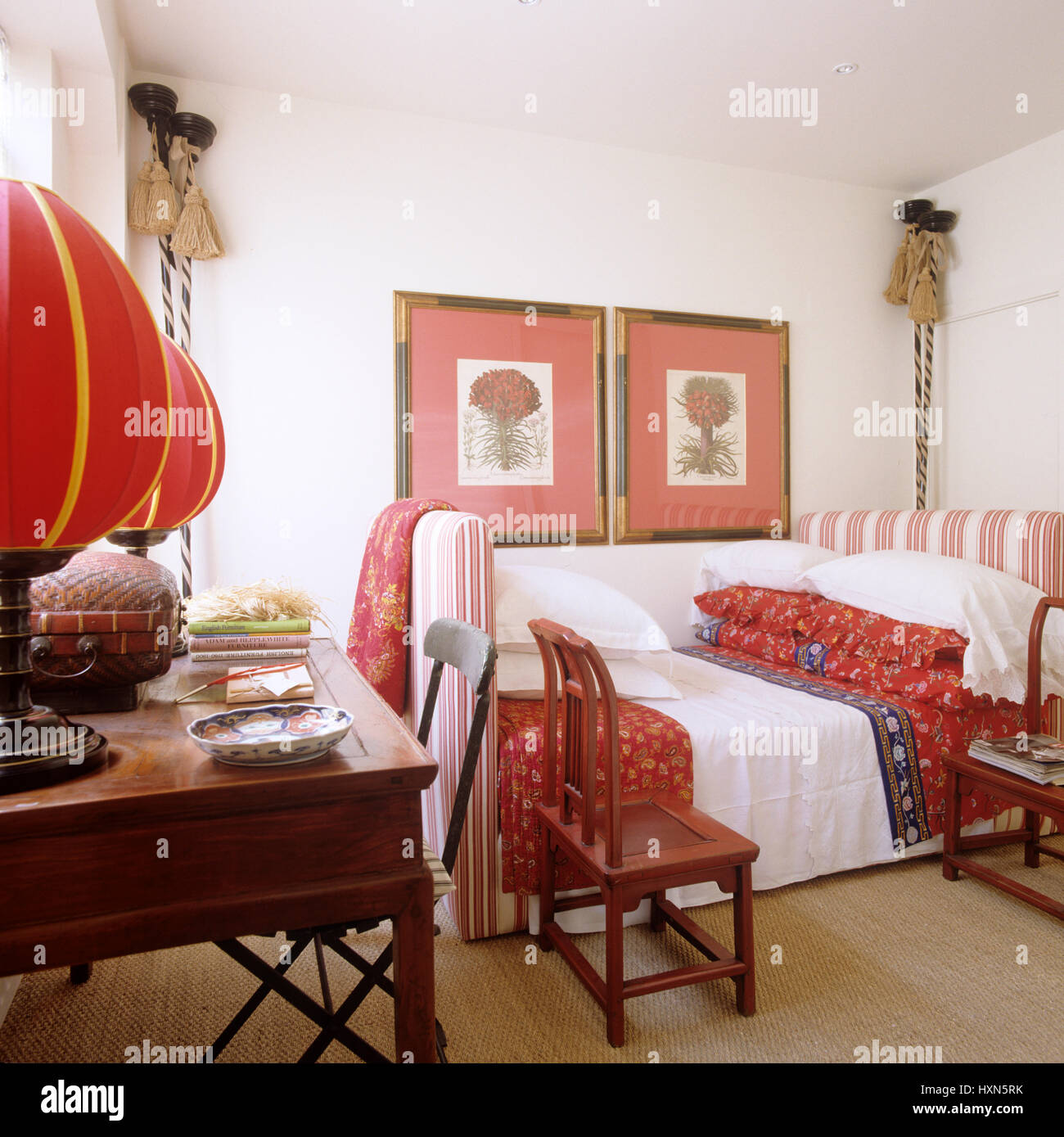 Schlafzimmer mit roten Akzenten. Stockfoto