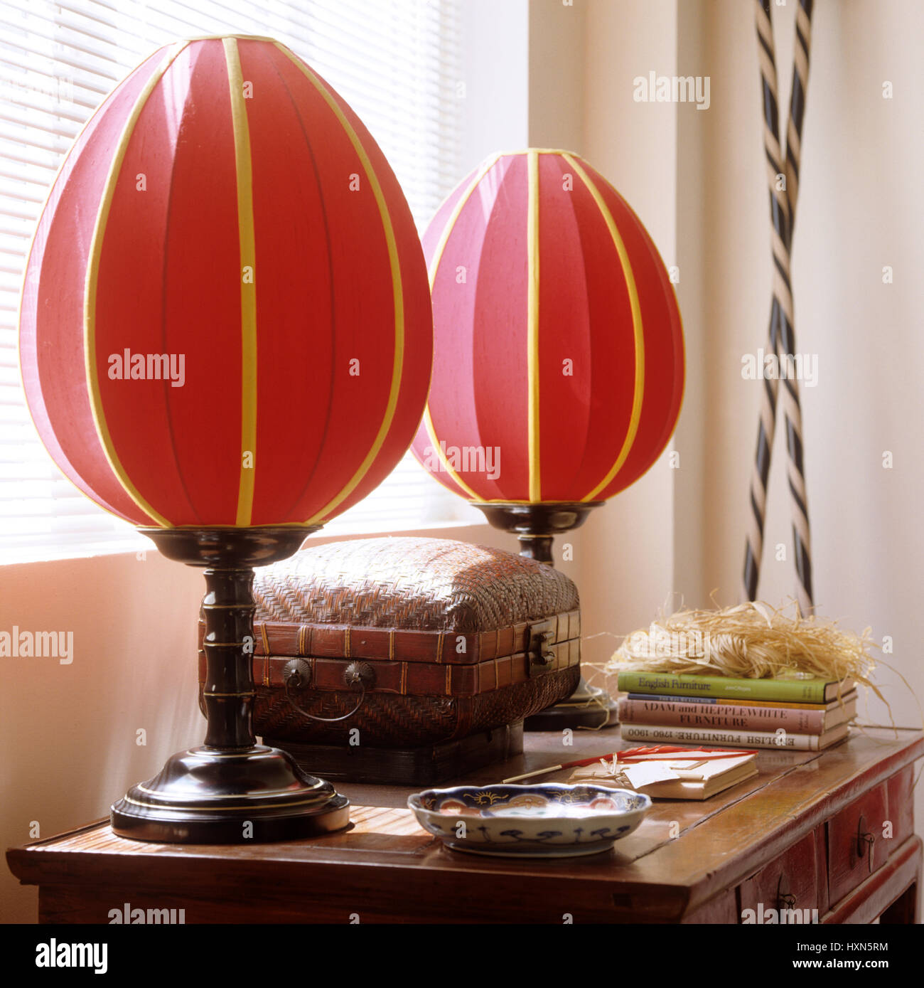 Rote Laternen auf Tisch. Stockfoto