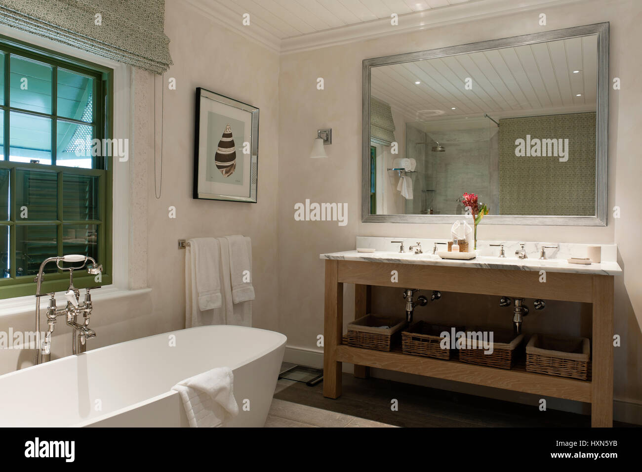 Gedeckter Tisch mit Blumen. Stockfoto