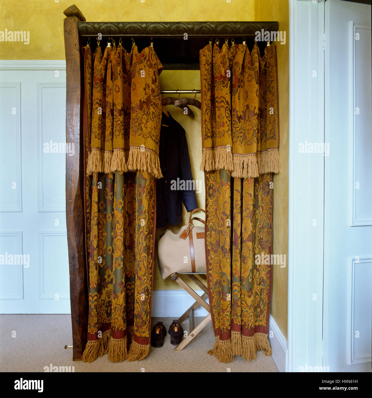 Kleiderschrank mit gemusterten Vorhängen. Stockfoto